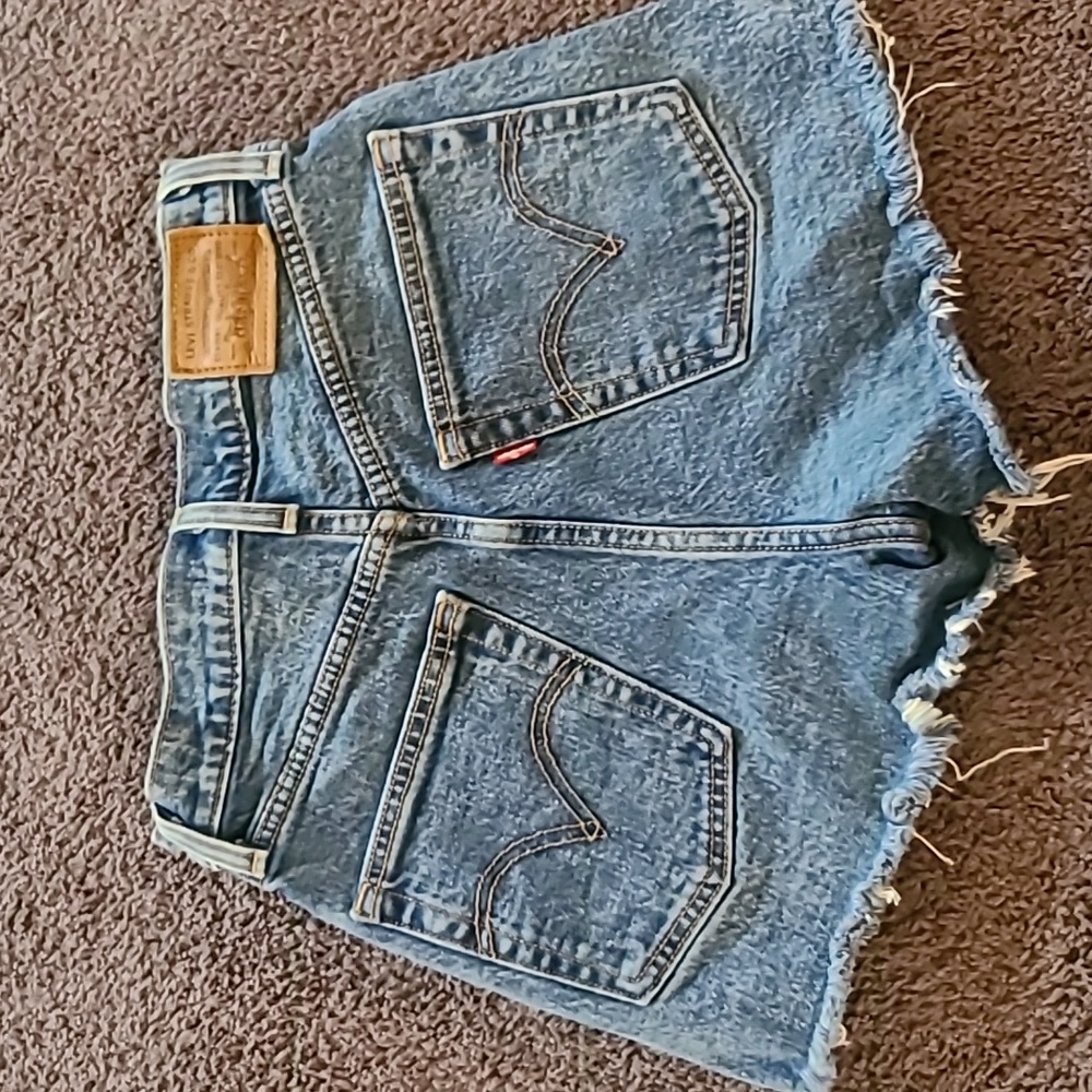 Levis Premium Ribcage Shorts - Picture 2 of 15